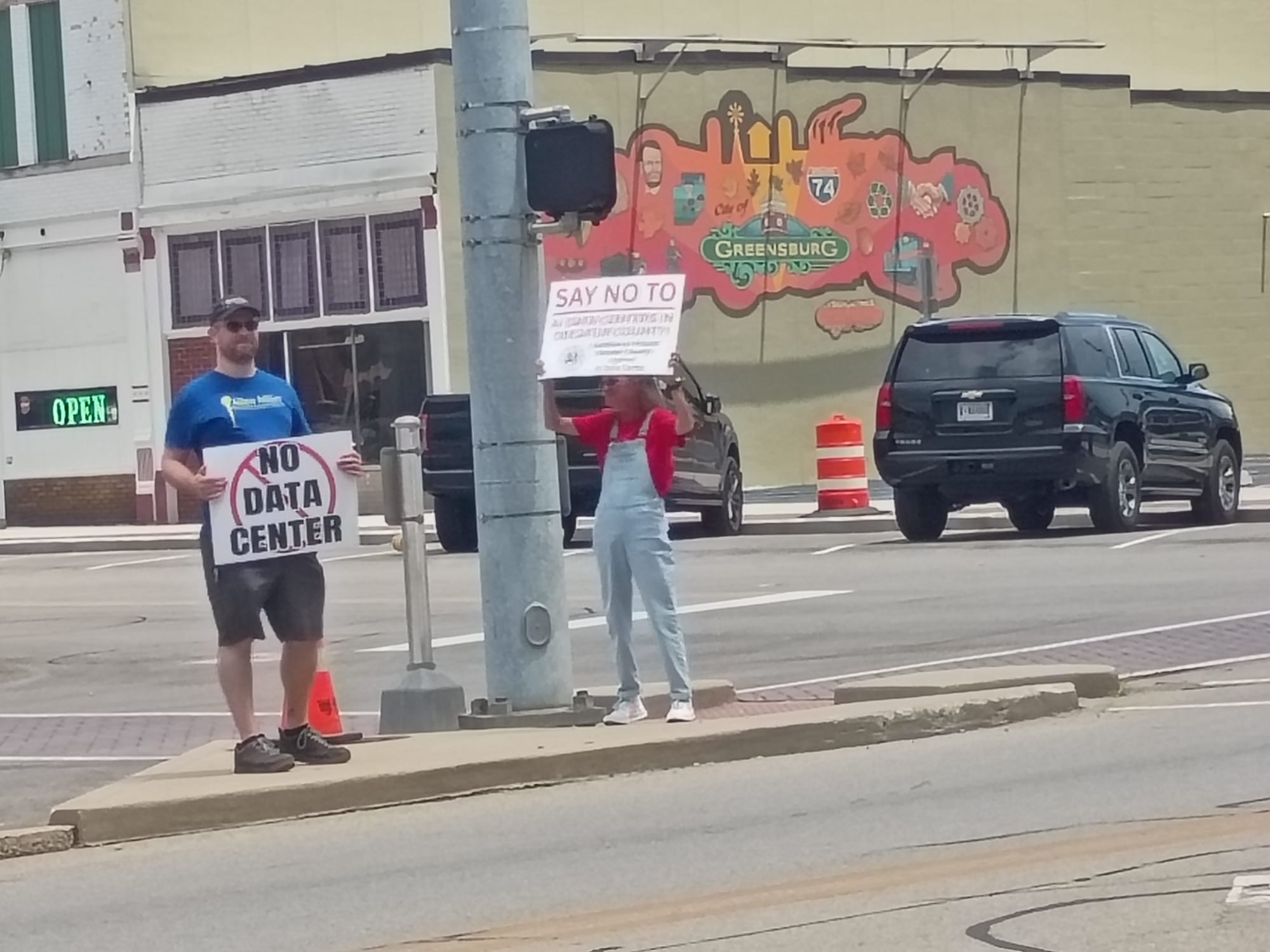 Allen Miller and Linda Spurlin at the July 18 data center protest. Photo by Noelle Maxwell.
